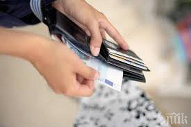 Ученичка изтърва портфейла си в река, после се метна да го вади