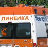 страхотия момченце годинки прободе гърлото дървена пръчка захарен памук