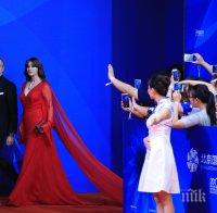 52-годишната Моника Белучи предизвика фурор на кинофестивала в Пекин (ВИДЕО)