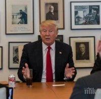 ПРИСТРАСТЕН! Доналд Тръмп инсталира на бюрото си бутон за „Кока-Кола”