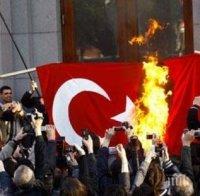 МЕЖДУНАРОДЕН СКАНДАЛ! Изгориха турското знаме в Гърция