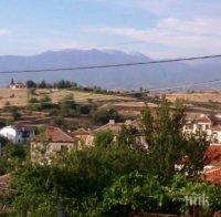 Кошмарът в Марикостиново не свършва! Още тлеят огнища на пожара, смрад се носи в цялото село (СНИМКИ)