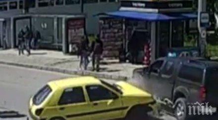тежък инцидент камера заснела джип помита ученици спирка казанлък видео