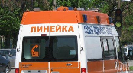 страхотия момченце годинки прободе гърлото дървена пръчка захарен памук