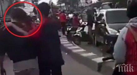 шок мъж сърп главата избяга нападатели видео