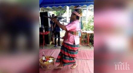 умреш глупост мъж прободе сърцето опитвайки докаже безсмъртен снимки