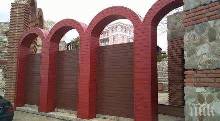 скандала премахват кичозните пластмасови арки амфитеатъра несебър