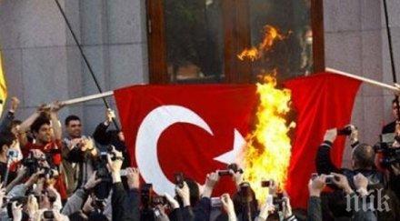 международен скандал изгориха турското знаме гърция