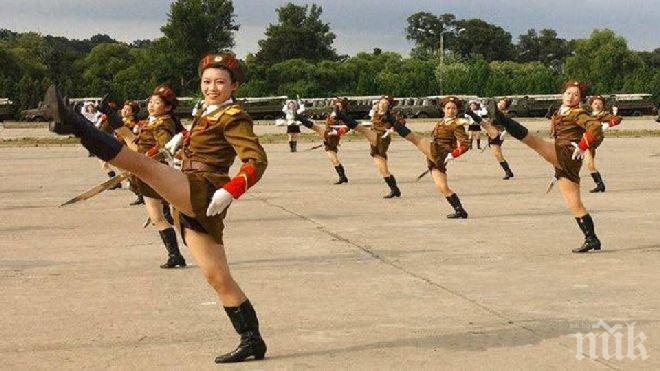 САМО В ПИК! НЕВЕРОЯТНО, НО ФАКТ! Сексапилни красавици маршируват в оскъдни униформи в Северна Корея (СНИМКИ)