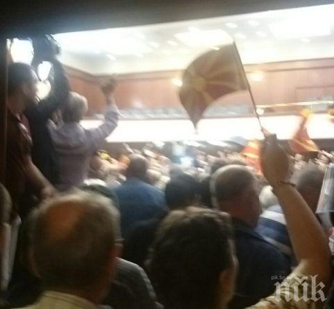 Щурм в Македония! Специални части превзеха парламента, избутаха протестиращите навън