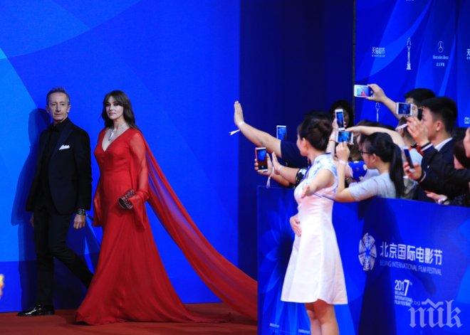 52-годишната Моника Белучи предизвика фурор на кинофестивала в Пекин (ВИДЕО)