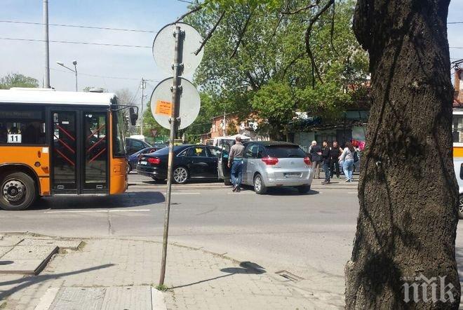 ПЪРВО В ПИК! Катастрофа блокира трамваите по бул. Константин Величков (СНИМКИ)