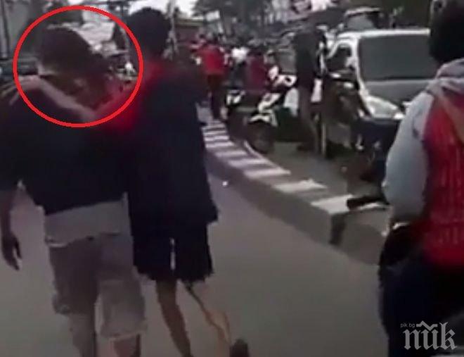 ШОК! Мъж със сърп в главата избяга от нападатели (ВИДЕО 18+)