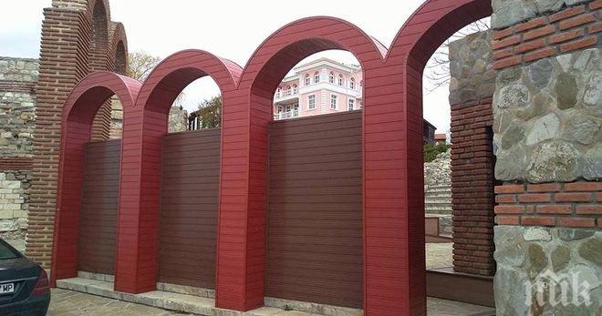 След скандала: Премахват кичозните пластмасови арки от амфитеатъра в Несебър
