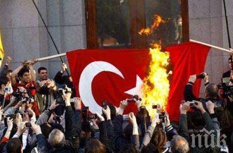 МЕЖДУНАРОДЕН СКАНДАЛ! Изгориха турското знаме в Гърция