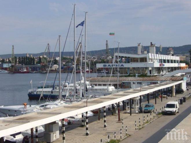ПОЖАР В МОРЕТО! Горя яхта на Морската гара във Варна 