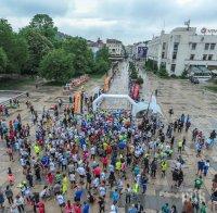 БОДЪР ДУХ! Мъж на 81 г. и семейство с количка бягат на маратон в Пловдив (СНИМКИ)