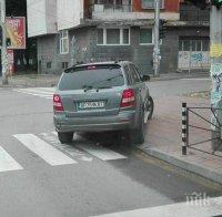 ПРОЧУХМЕ СЕ! Това е световният шампион по идиотско паркиране, от Враца е