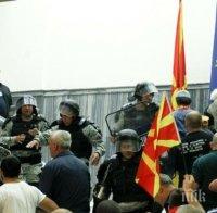 МВР на Македония потвърди, че над 100 души са пострадали при сблъсъците в парламента