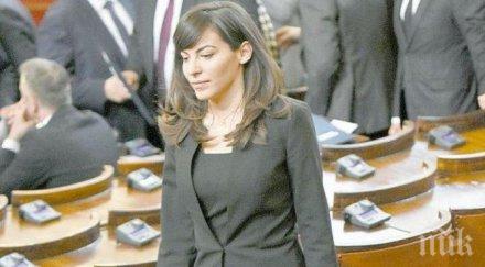 пик ретро мис депутатка крие страшна драма младата народна представителка теодора халачева загубила майка трагичен инцидент снимки