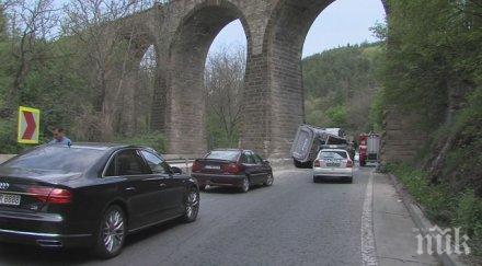 тежък инцидент шофьор камион загина удар мост