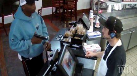 кадри невъзмутим продавач дава оборота дулото пистолет взривиха мрежата видео