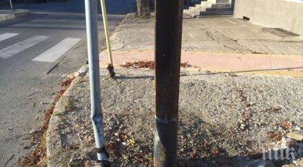 ръждясал стълб рухна лясковец чудо пострадали