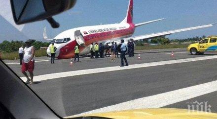 екшън самолет пасажери приземи без преден колесник ангола