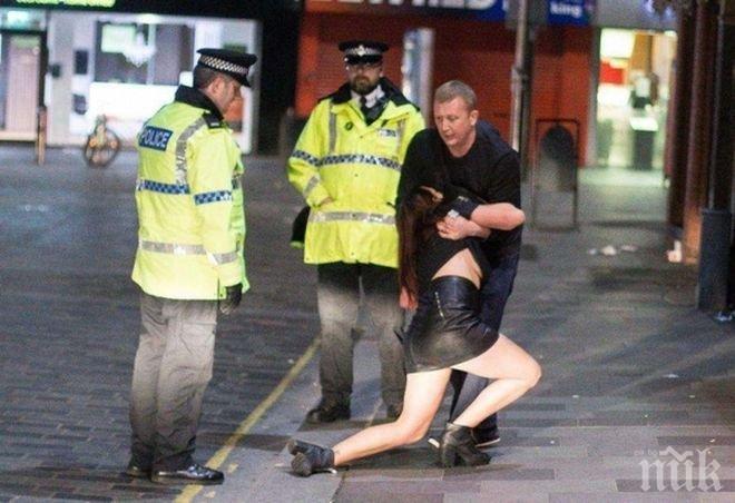Преди деня на труда! Пияни англичанки се влачат по улиците на Лондон (ПОТРЕСНИ СНИМКИ)