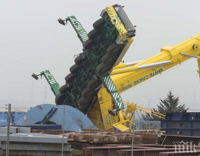 УЖАС! Кран рухна и премаза до смърт петима