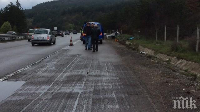 Двама загинали при катастрофа между автобус и автомобил в Тулска област