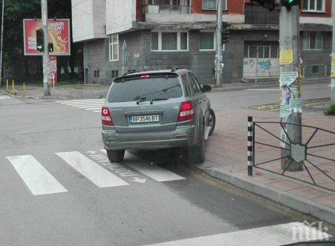 ПРОЧУХМЕ СЕ! Това е световният шампион по идиотско паркиране, от Враца е