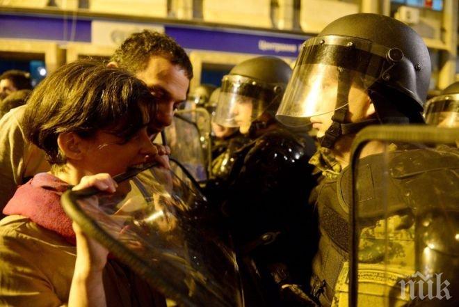 Задържани са 8 души в Македония заради погрома на парламента