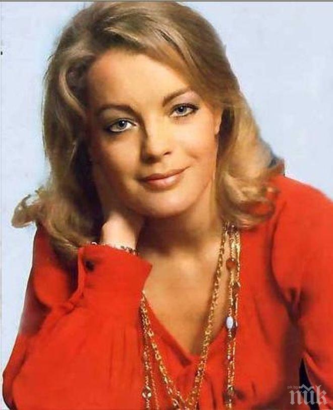 НАГЛОСТ! Неизвестни поругаха гроба на Роми Шнайдер 