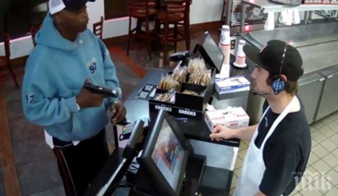 Кадри с невъзмутим продавач, който не дава оборота си под дулото на пистолет, взривиха мрежата (ВИДЕО)