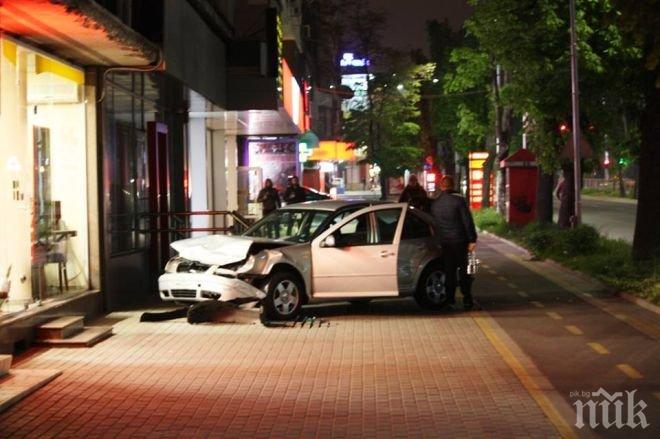 УЖАС ВЪВ ВАРНА! Кола се заби в сграда на метри от стриптийз клуб 