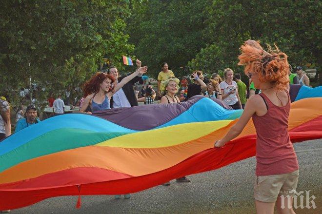 Лесбийки и гейове излизат на шествие за десети път на 10 юни 