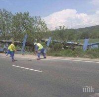 Автовоз излетя главен път Е-79 край Симитли и се заби в тръните