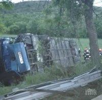 Кървава касапница на пътя в Монтанско: Автобус падна в дере след сблъсък с ТИР, жена е загинала, има много ранени (СНИМКИ)
