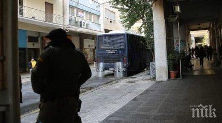 честитка нападнаха коктейли молотов офис пасок атина