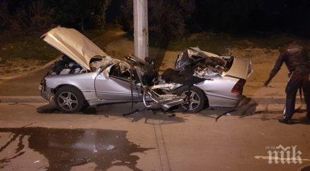 трима пострадаха автомобилът удари стълб