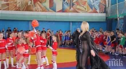 певица появи детски празник прозрачна рокля без бельо снимки