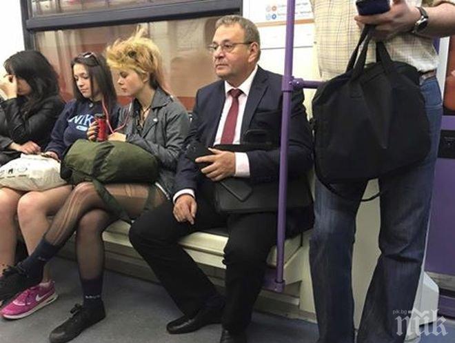 ФОТО ФАКТ! Депутат скочи в метрото, до него ученичка с дълъг бедър