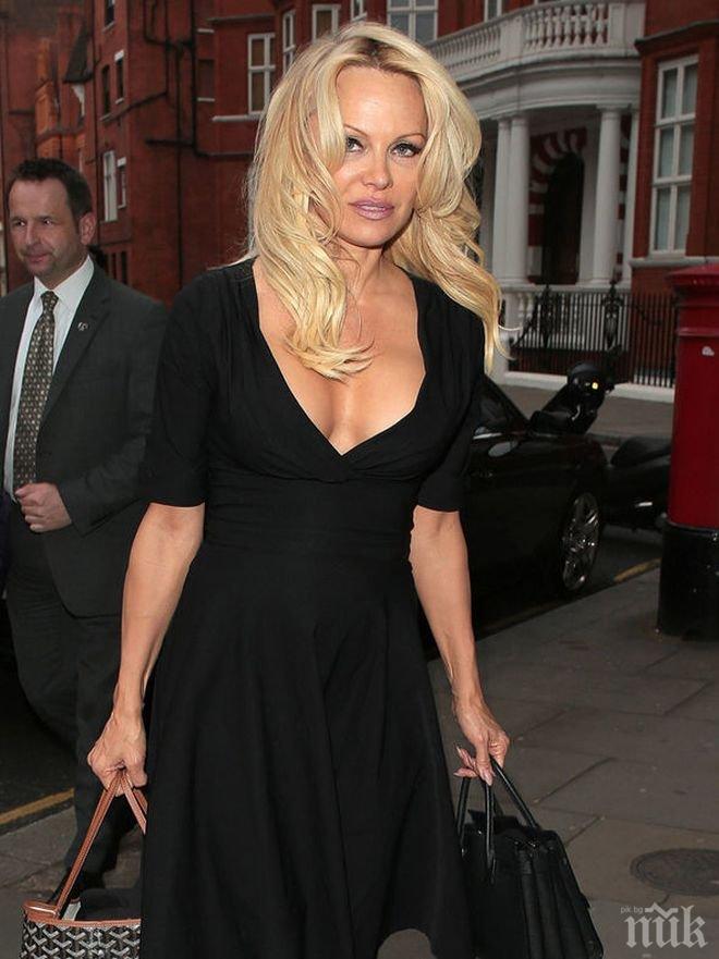 ОТНОВО! Памела Андерсън в секси черна рокля посети Асандж в Лондон