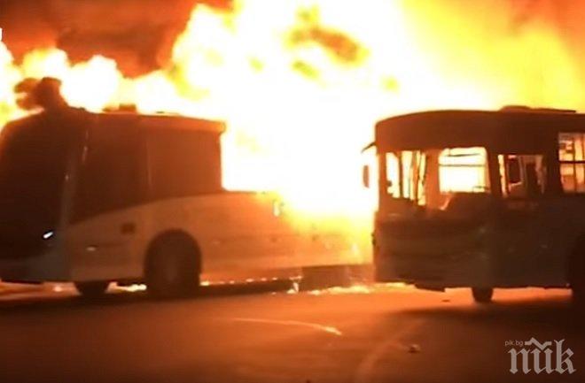 Безредици в Бразилия! Гангстери подпалиха седем автобуса в Рио де Жанейро (ВИДЕО)