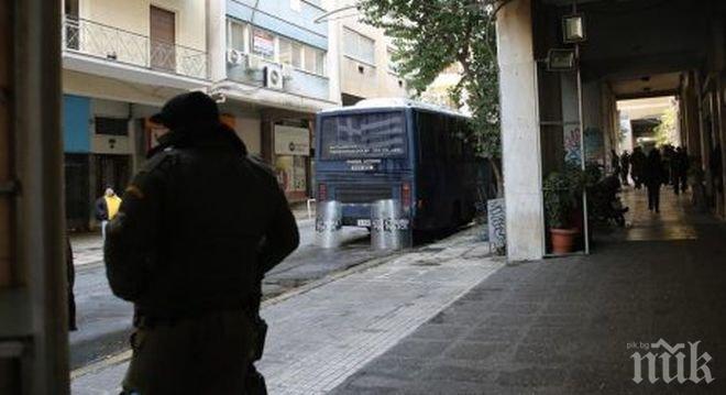 ЧЕСТИТКА ЗА 1 МАЙ! Нападнаха с коктейли Молотов офис на ПАСОК в Атина 