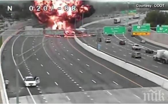 Ад на пътя: Разсеян шофьор влезе в насрещното и се сблъска с цистерна на щатска магистрала (ВИДЕО)