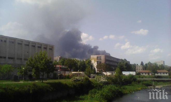 ОГЪН! Огромен пожар в склад за химикали в Габрово! (ВИДЕО)