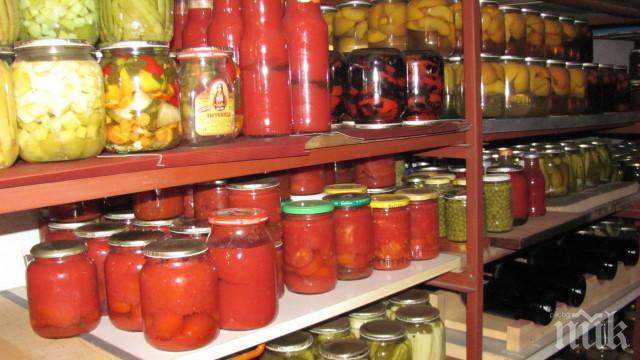 Селски тарикат сви 35 буркана зимнина от комшийката