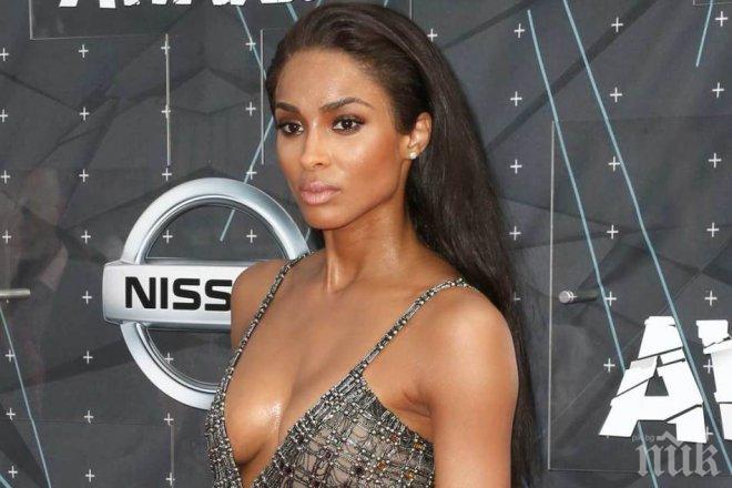 Сиара роди момиченце